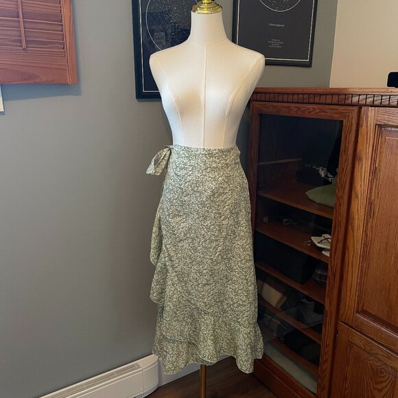 ✨3/$20✨ SHEIN Green Floral Asymmetrical Wrap Skirt - Picture 4 of 7